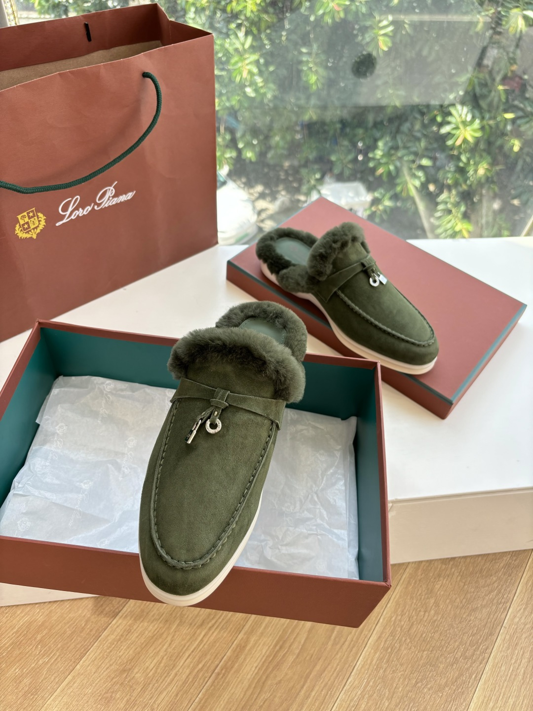 로로피아나(Loro Piana) 커플 퍼 트리밍 스웨이드 뮬 슬리퍼 신발