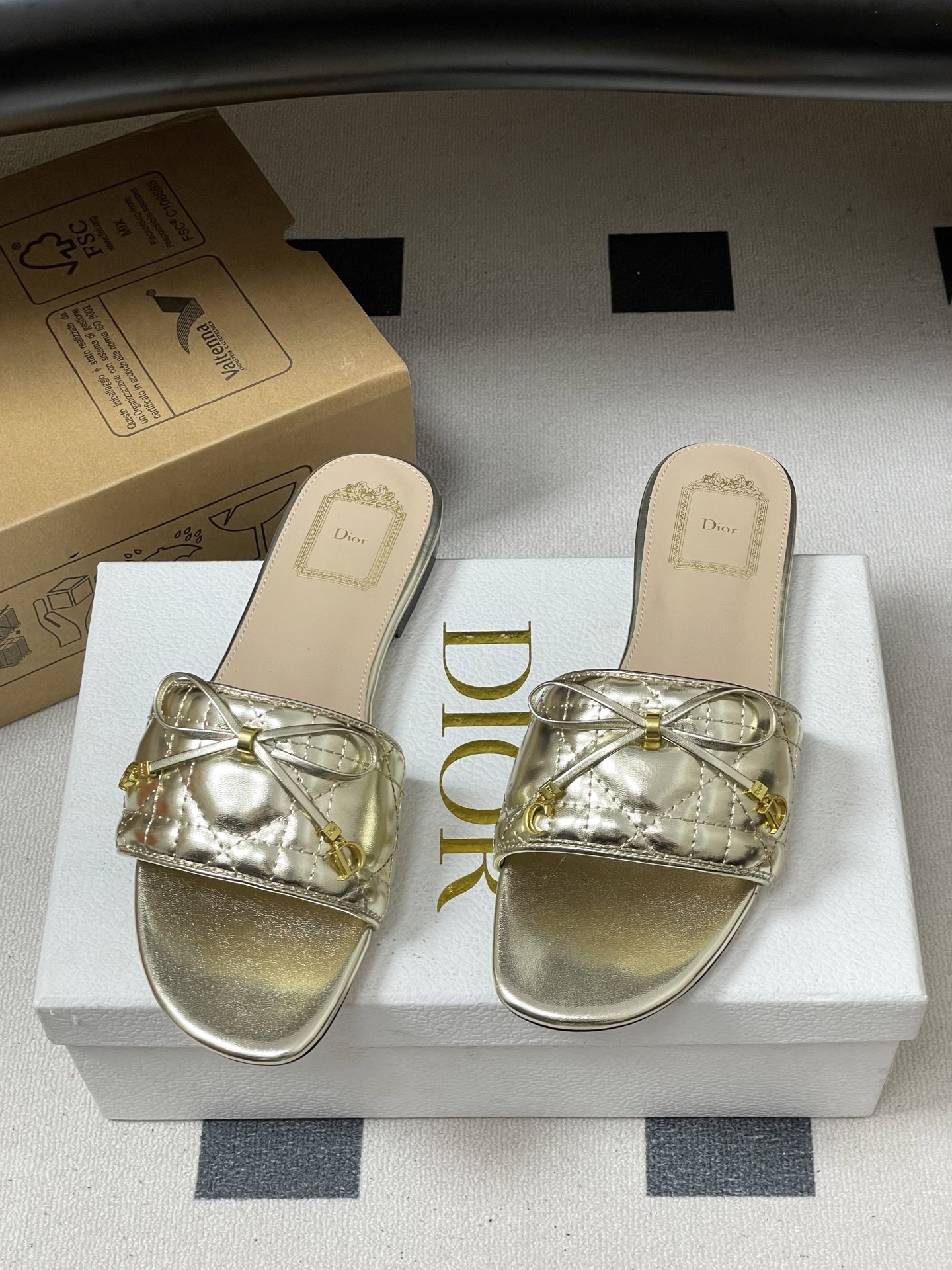 디올(DIOR) 퀼팅 리본 슬리퍼 신발