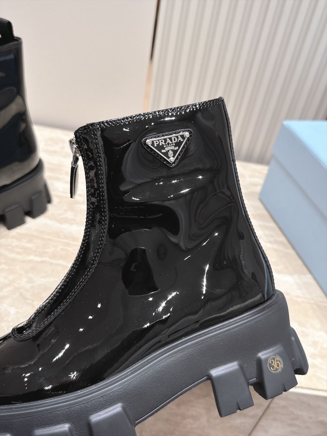 프라다(PRADA) 프론트 지퍼 플랫폼 앵클 부츠 신발