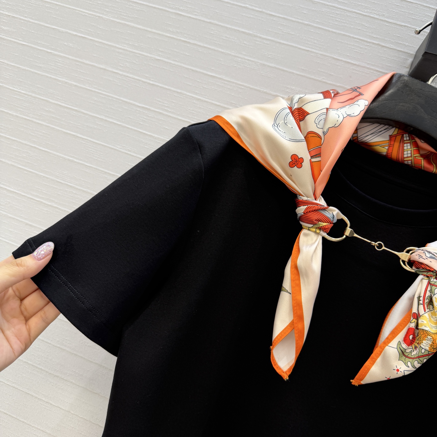 [Hermès] 에르메스 26SS 마안 버클 실크 스카프 프린팅 반팔 티셔츠
