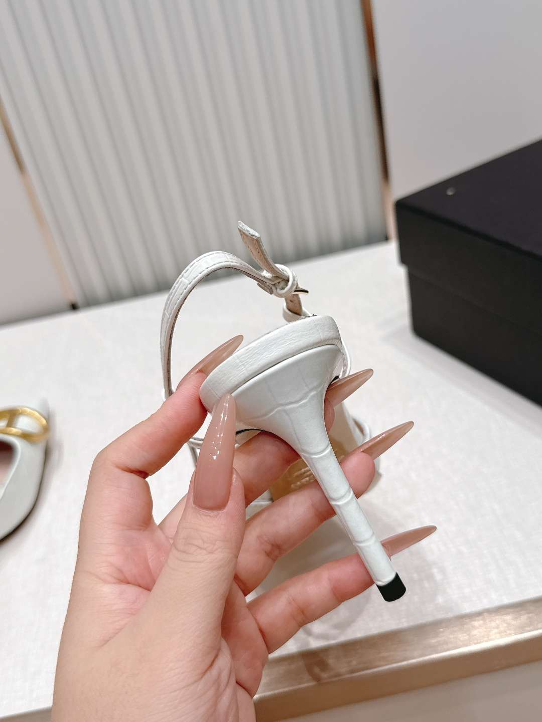 발렌티노(VALENTINO) 시그니처 슬링백 하이힐 신발