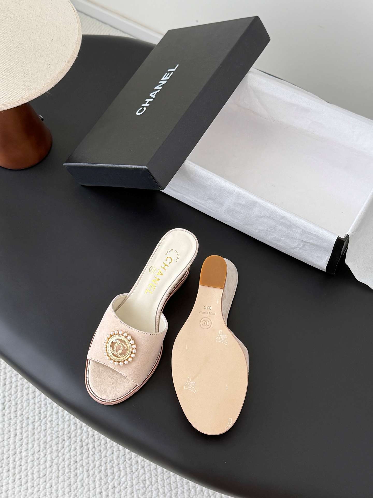 샤넬(CHANEL) 진주 메달 웨지 뮬 샌들 신발
