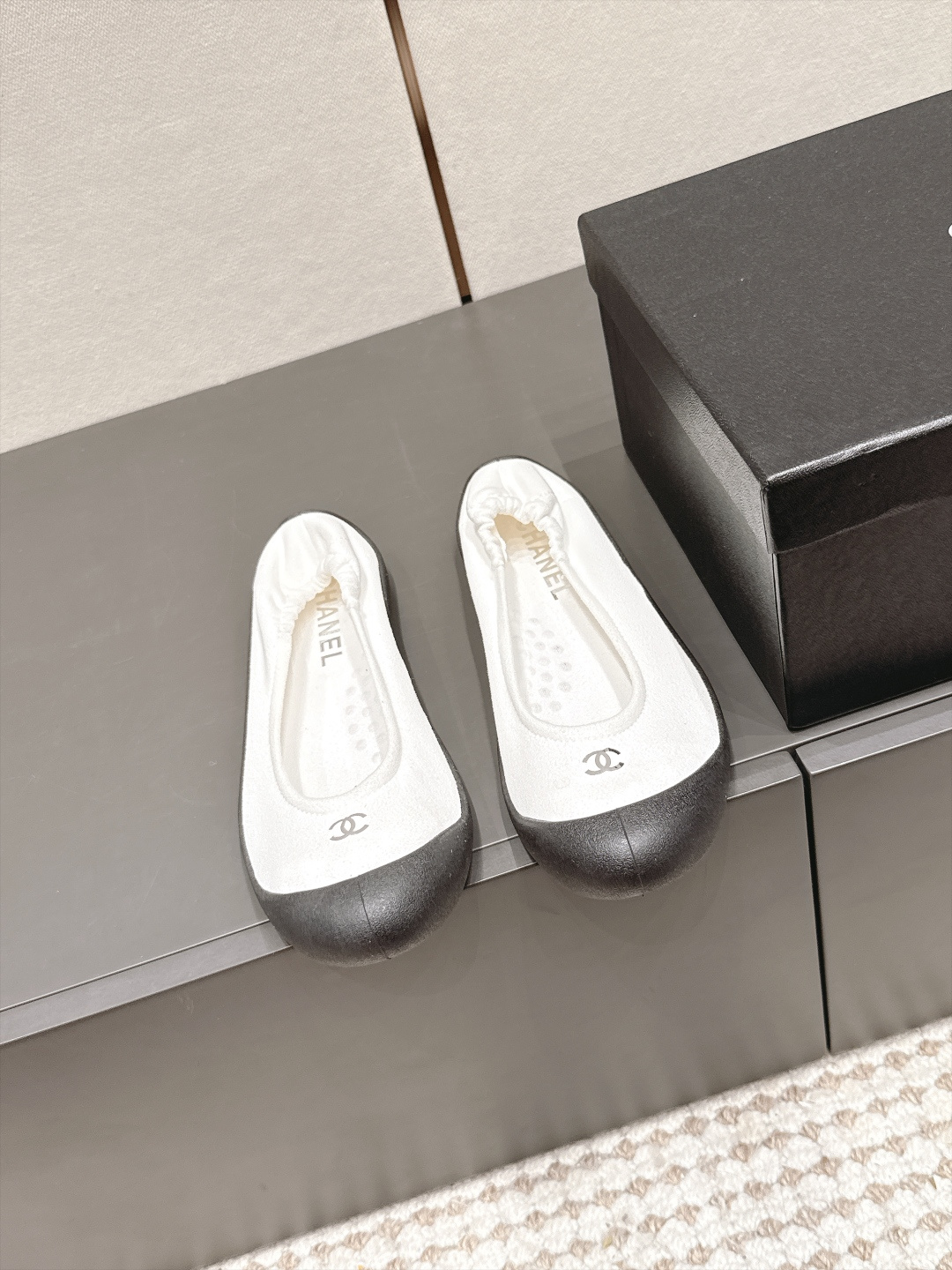 샤넬(CHANEL) 스웨이드 밴딩 힐 플랫 신발