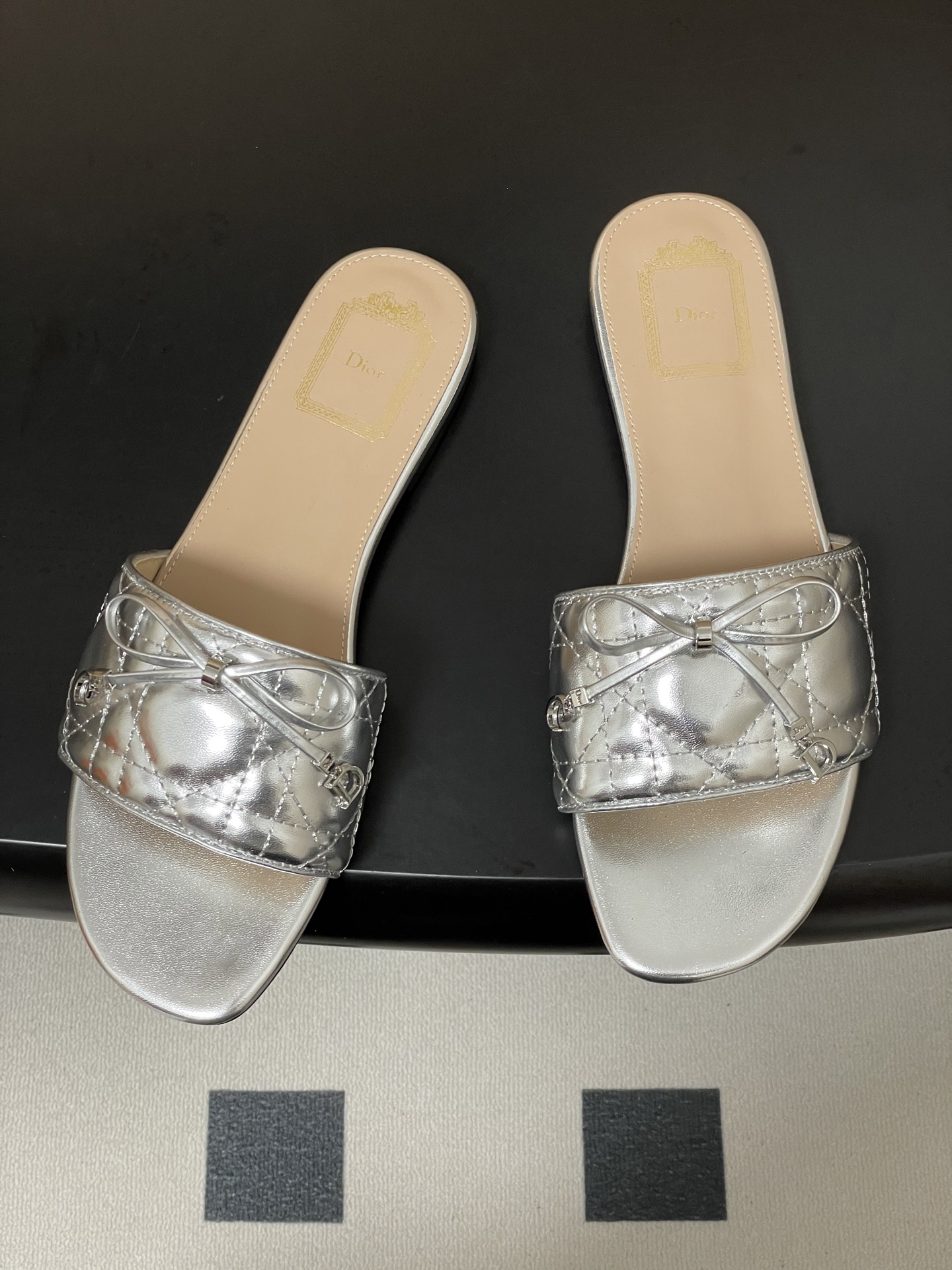 디올(DIOR) 퀼팅 리본 슬리퍼 신발