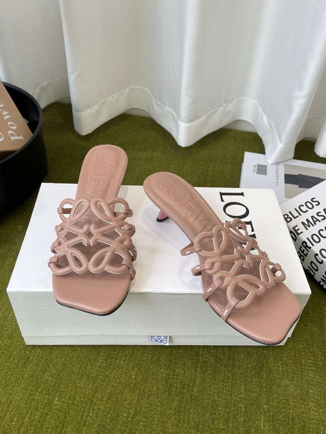 로에베(LOEWE) 아나그램 스트랩 스퀘어토 키튼힐 신발