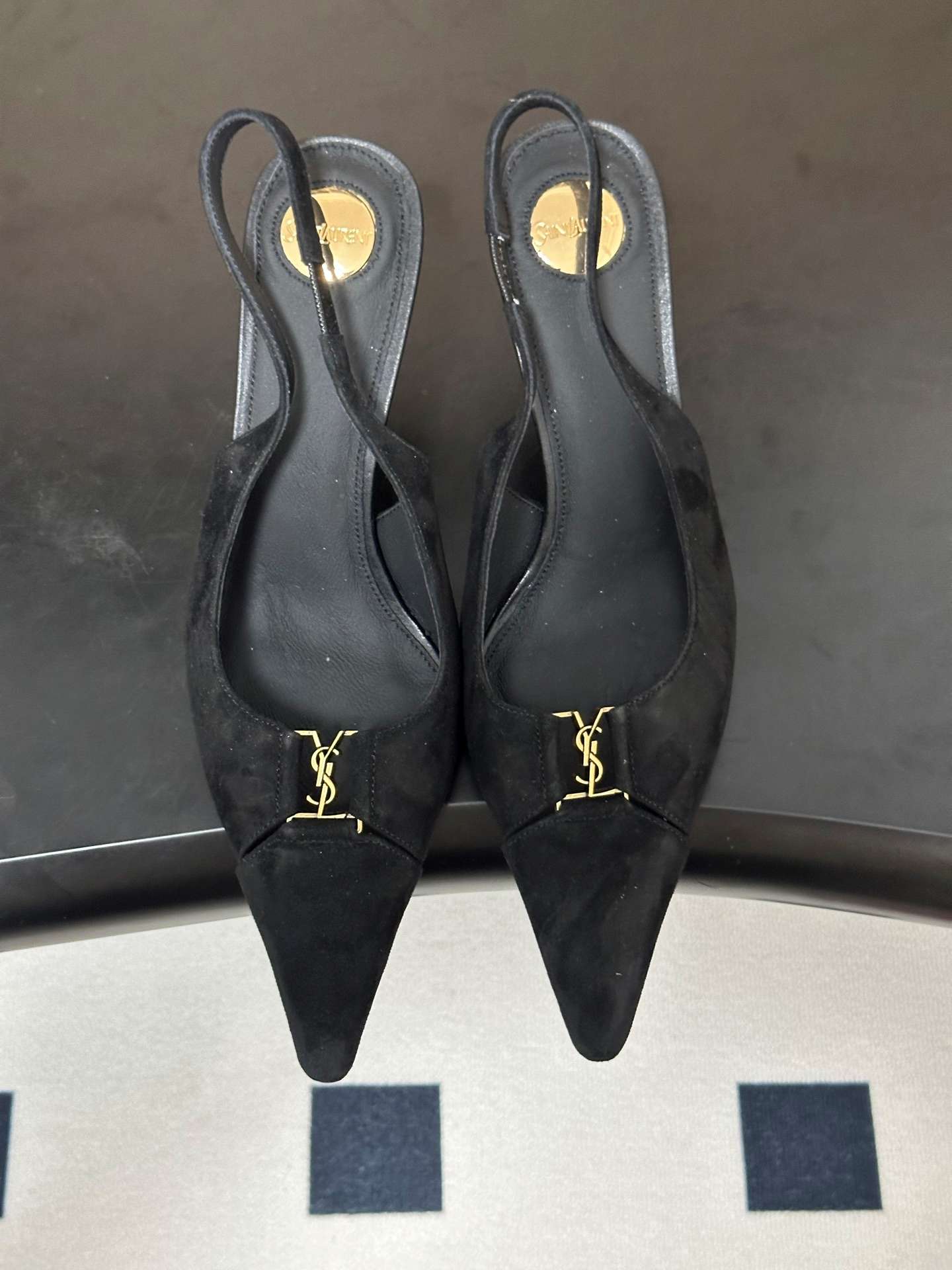 생로랑(SAINT LAURENT) YSL 메탈 로고 캡토 슬링백 펌프스 신발
