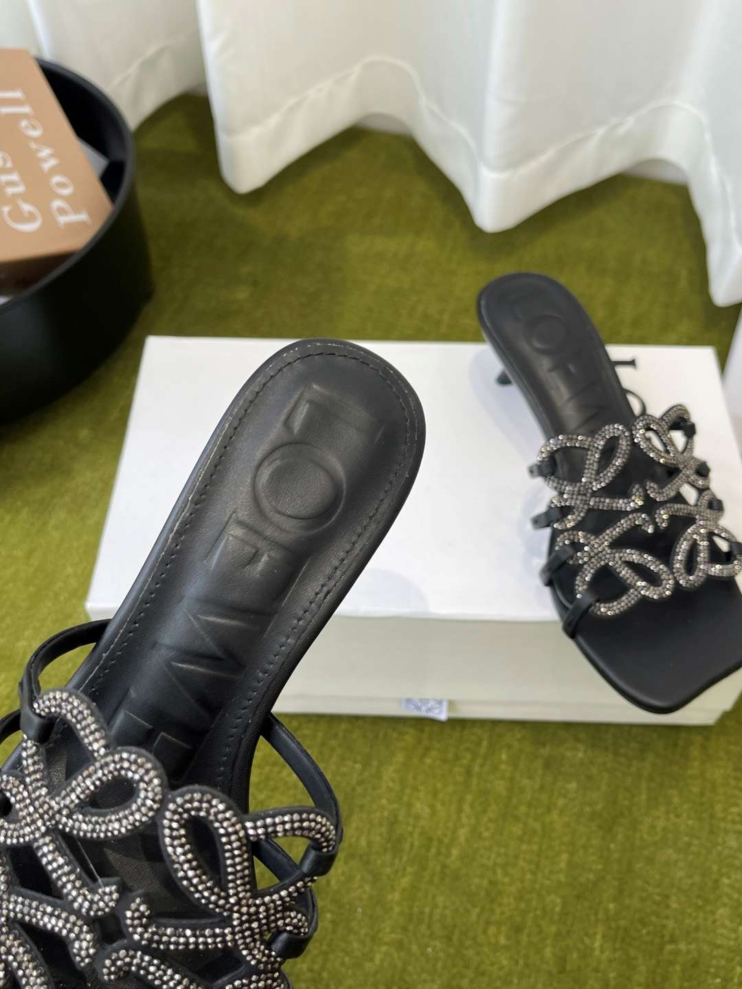 로에베(LOEWE) 아나그램 라인스톤 미들 힐 신발