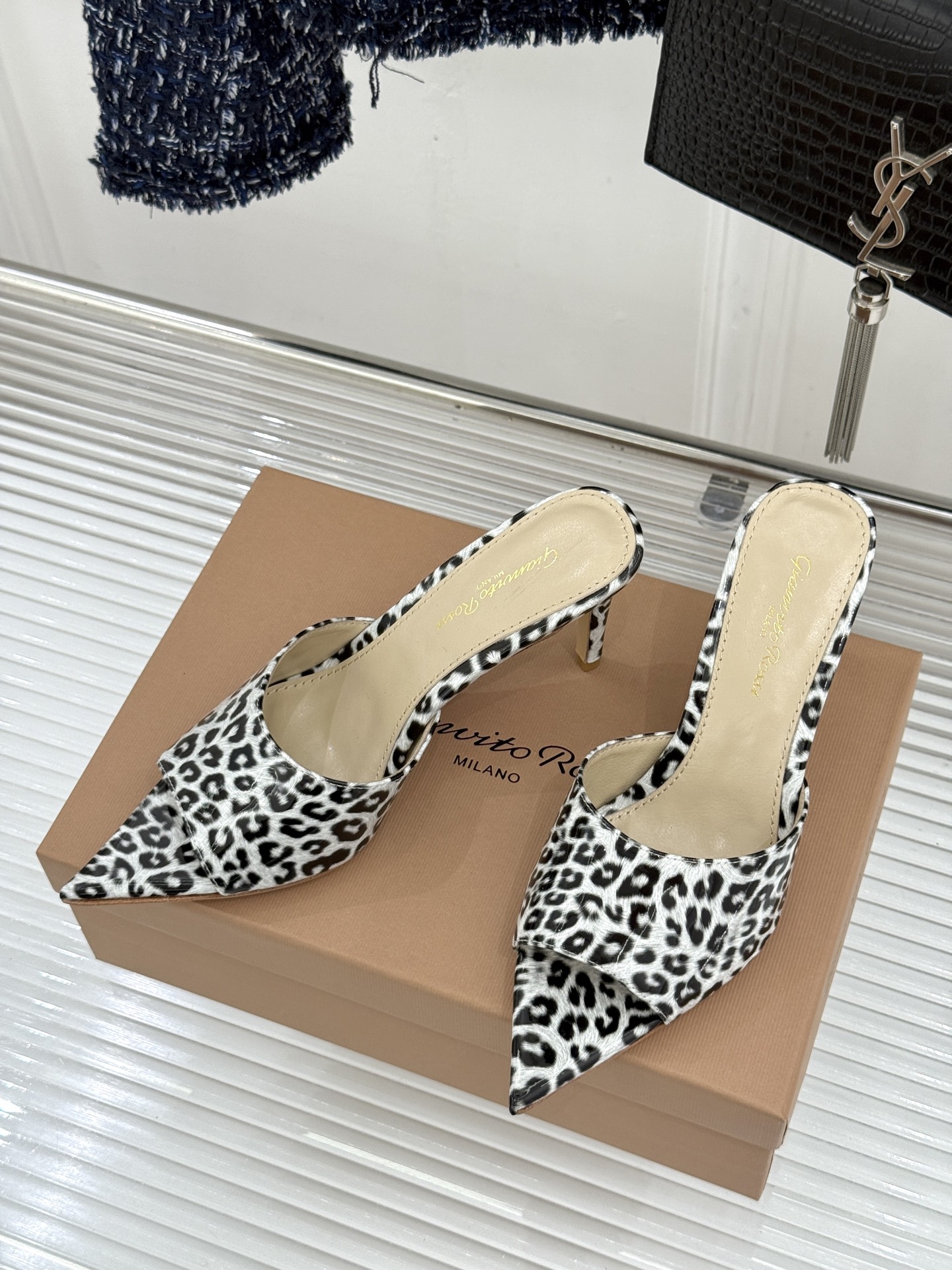 지안비토 로시(Gianvito Rossi) 슬림 포인티드 힐 슬리퍼 신발