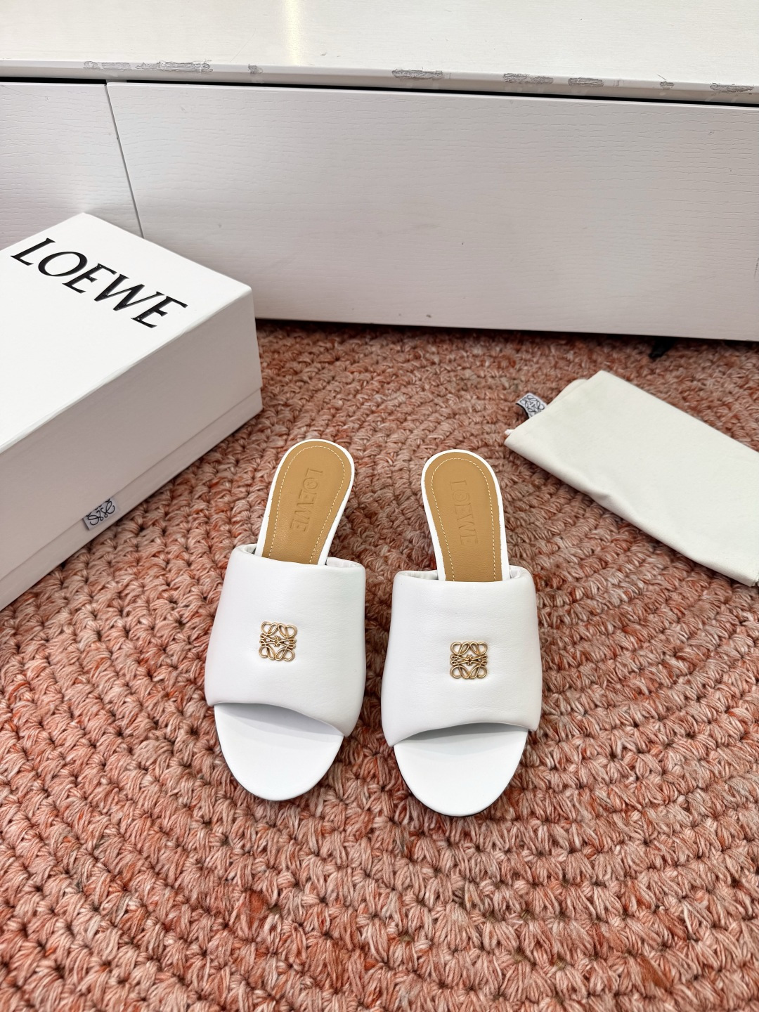 로에베(LOEWE) 아나그램 페블 슬리퍼 샌들 신발