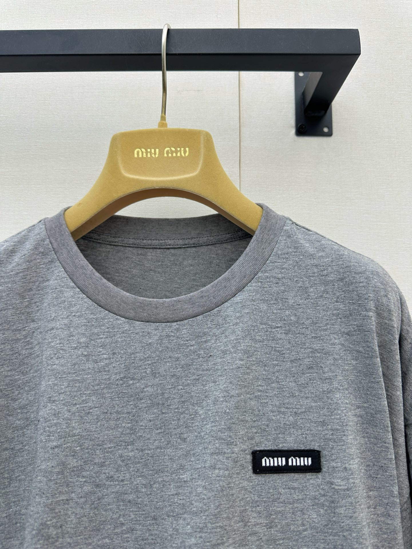 미우미우(MIU MIU) 배색 레이어드 페이크 투피스 크롭 티셔츠 상의 의류
