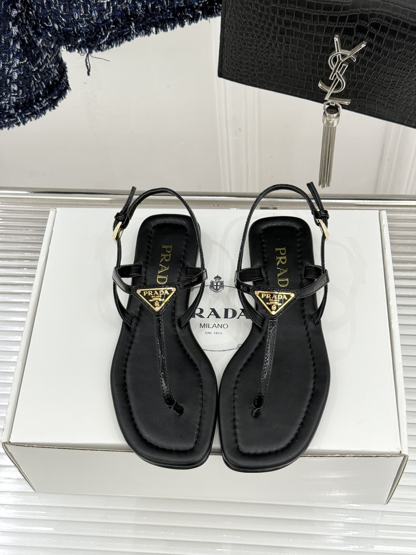 프라다(PRADA) 삼각 로고 플립플랍 샌들 신발