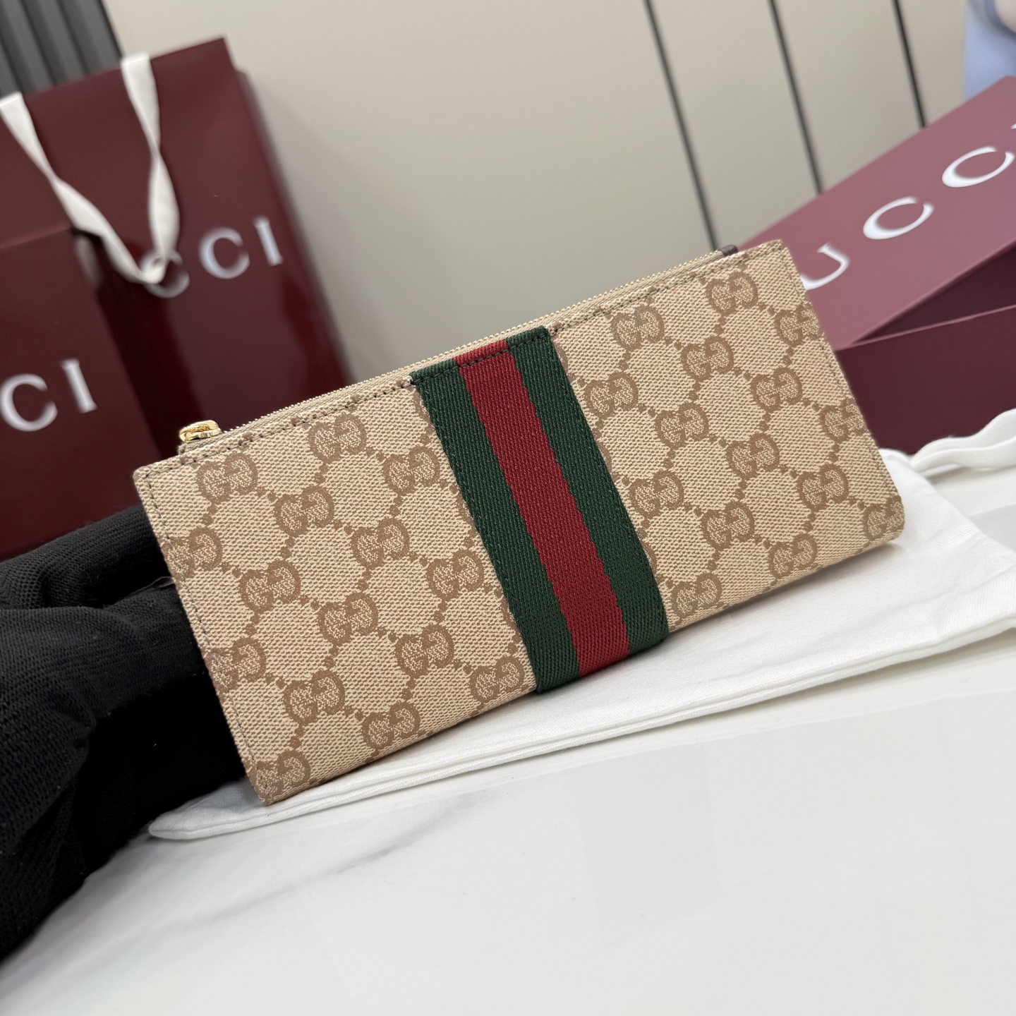 [Gucci] 구찌 (Generation) GG 수프림 삼선 웹 플랩 장지갑