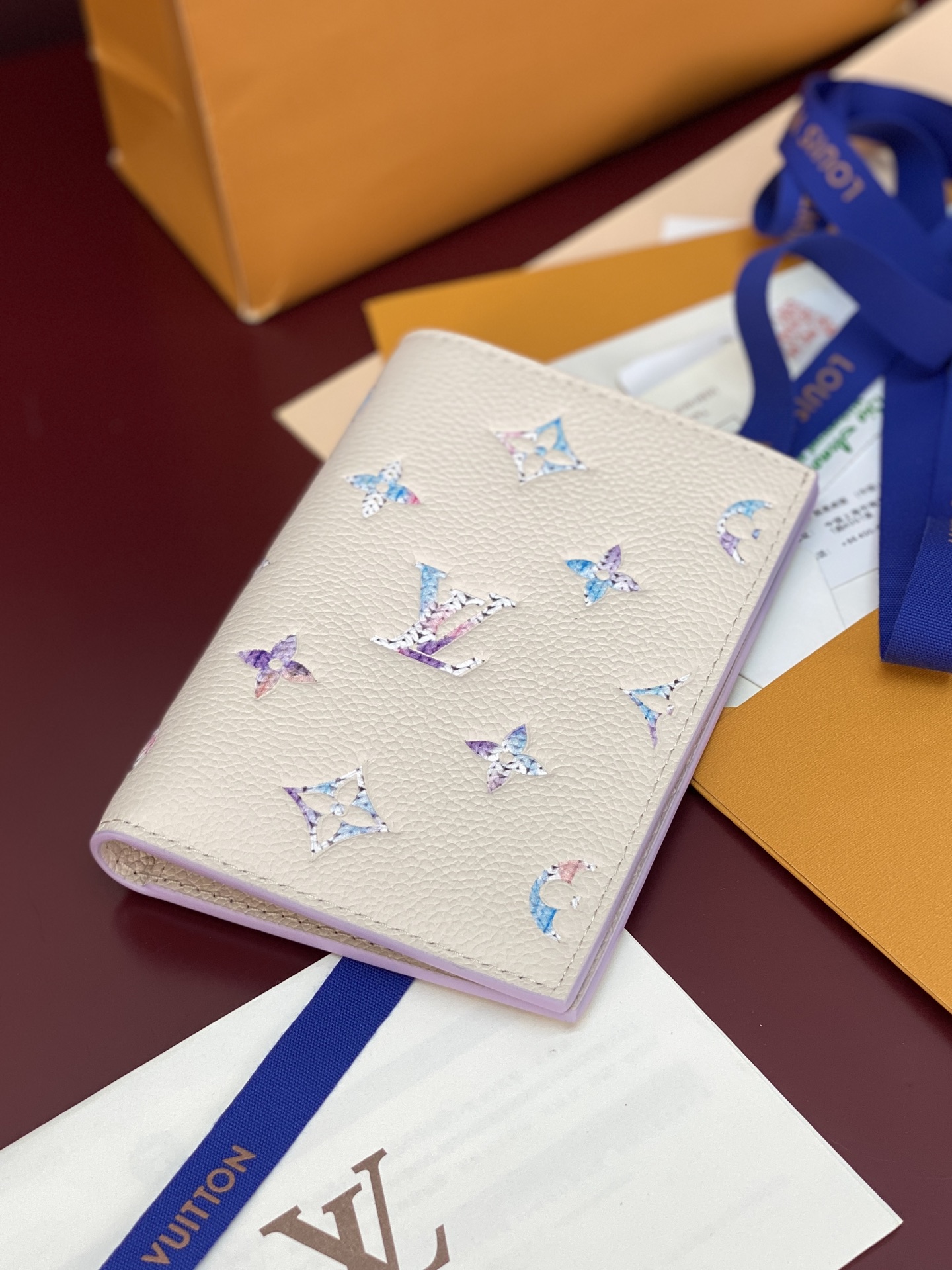 [Louis Vuitton] LV 루이비통 엠프레인 마카롱 그라데이션 패스포트 홀더 지갑 M29811