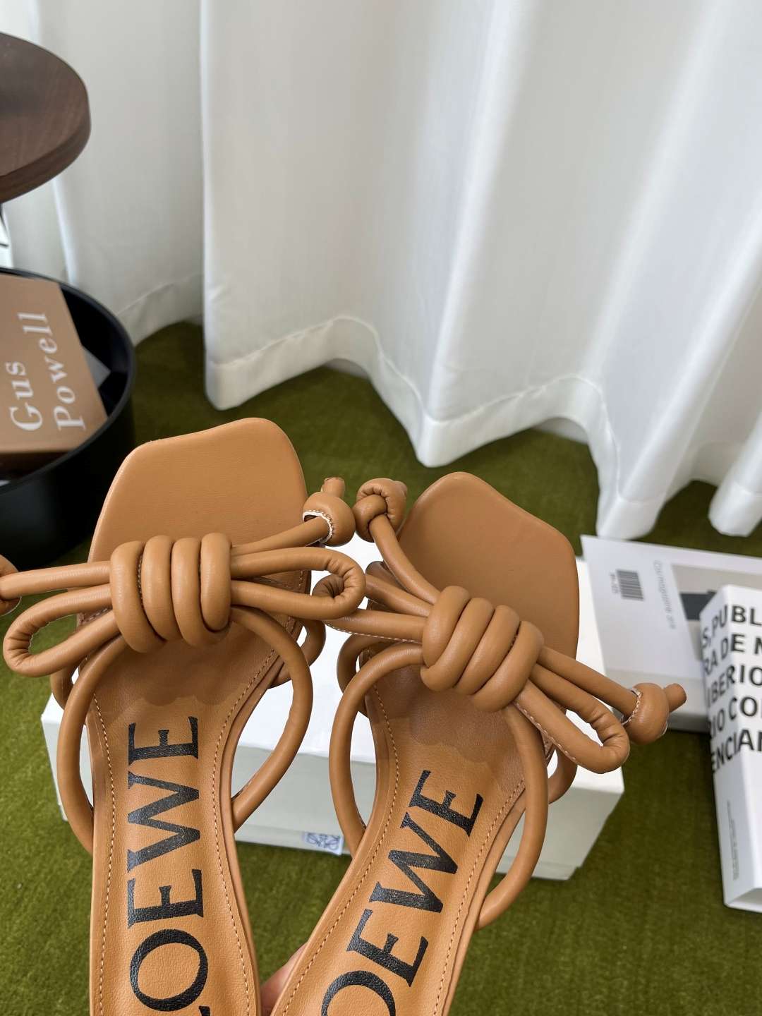 로에베(LOEWE) 리본 매듭 스트랩 미들힐 신발