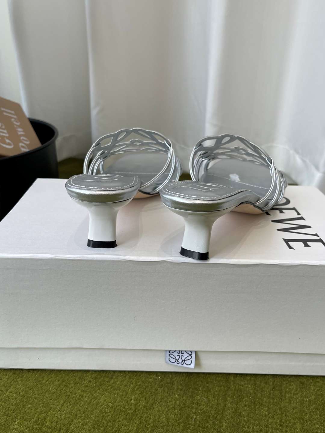 로에베(LOEWE) 아나그램 스트랩 스퀘어토 키튼힐 신발