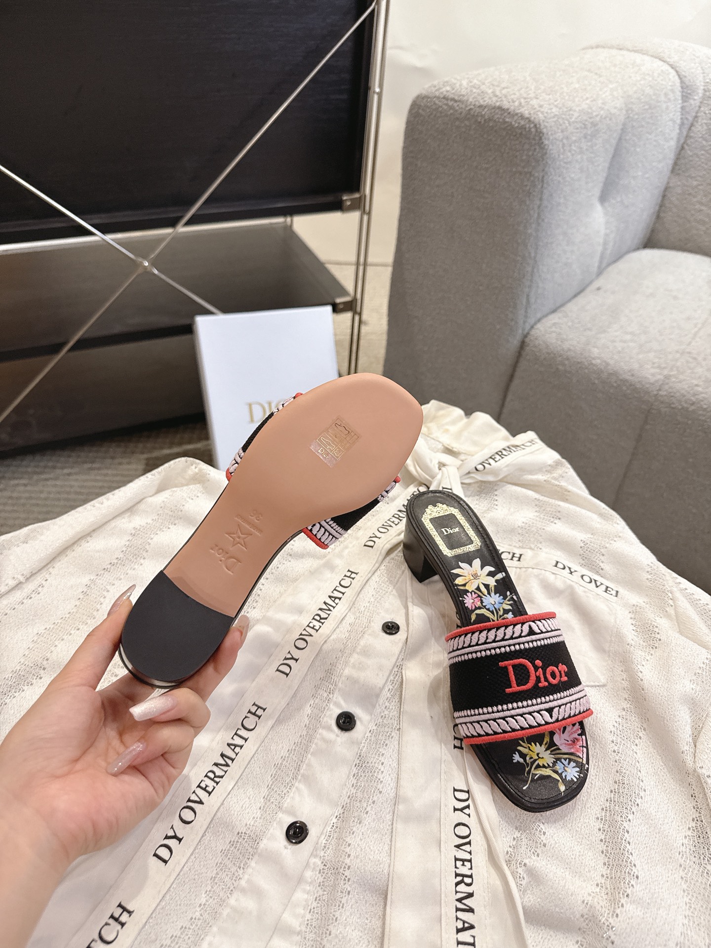 디올(DIOR) 플라워 자수 로고 슬라이드 슬리퍼