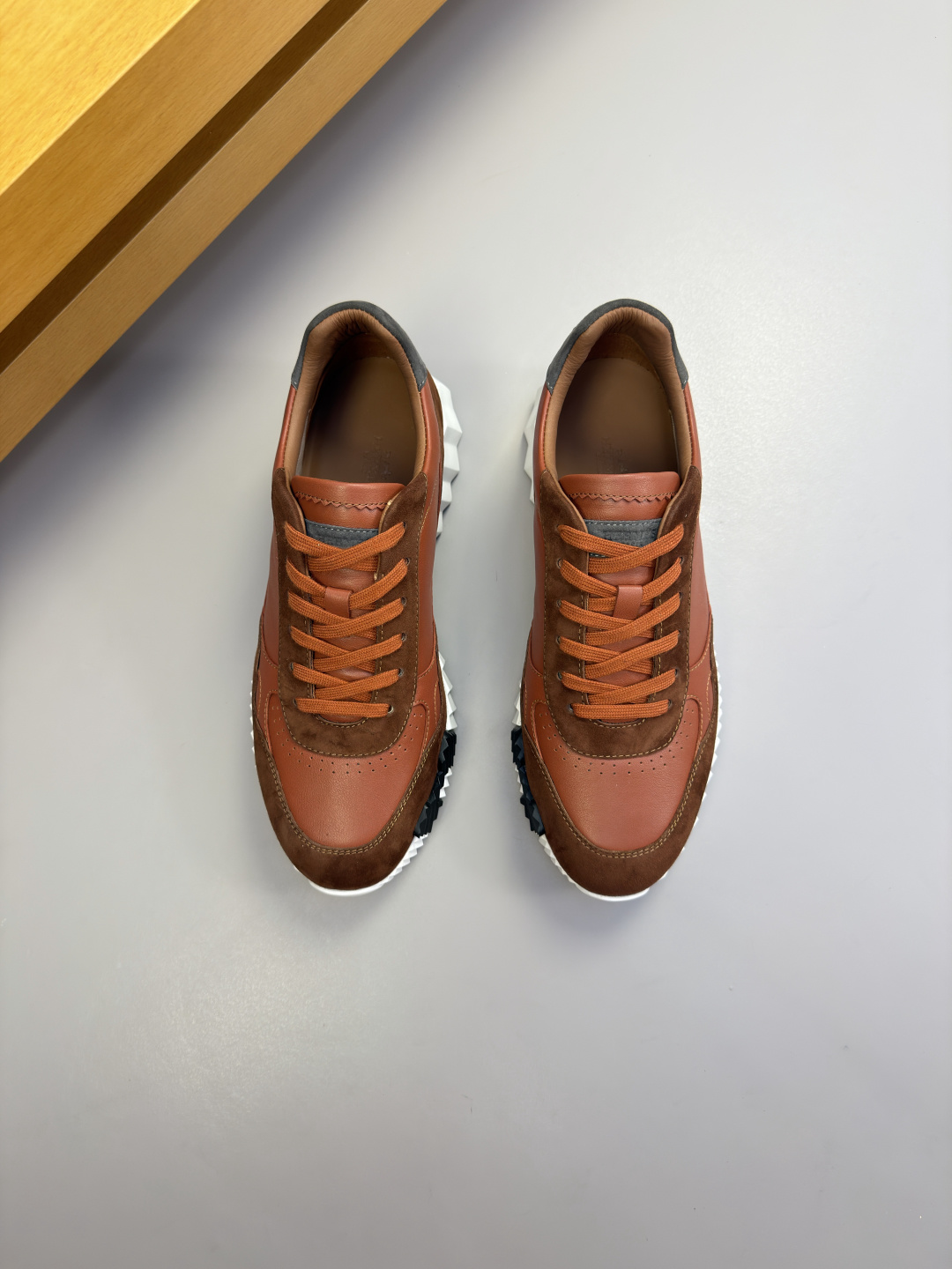 [Hermes] 에르메스 타공 나파 레더 스니커즈 신발