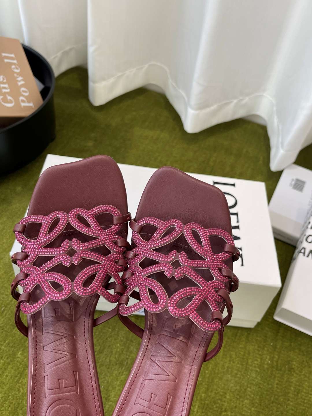 로에베(LOEWE) 아나그램 라인스톤 미들 힐 신발