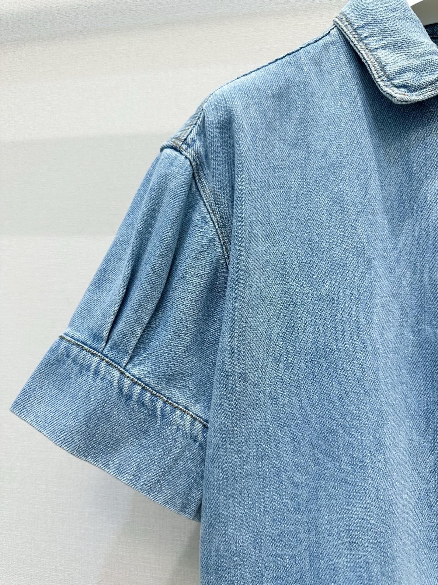 로에베(LOEWE) 아나그램 자수 반팔 데님 셔츠 의류