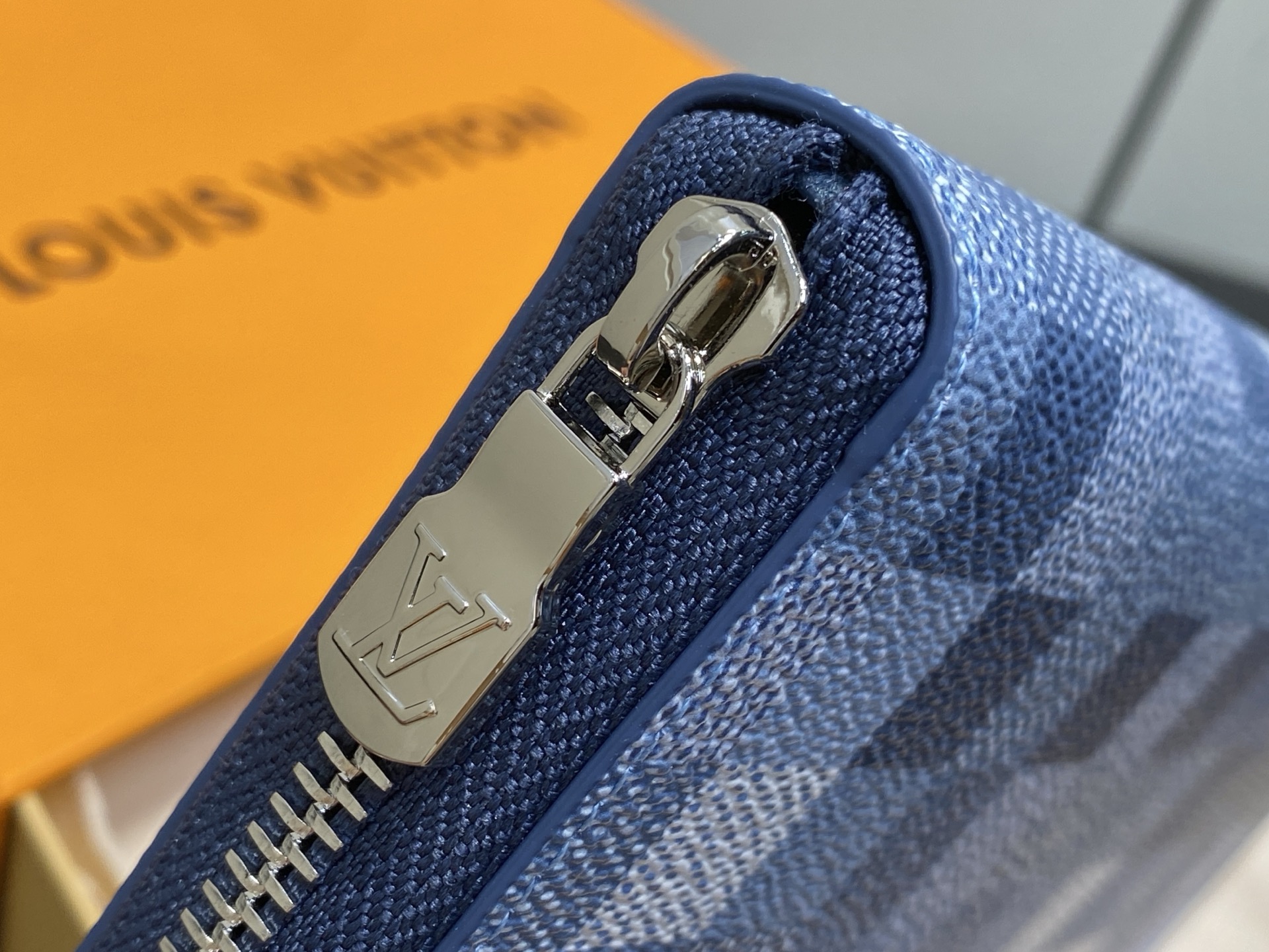 [Louis Vuitton] LV 루이비통 모노그램 마자이크 지피 월릿 호리존탈 (블루) 장지갑