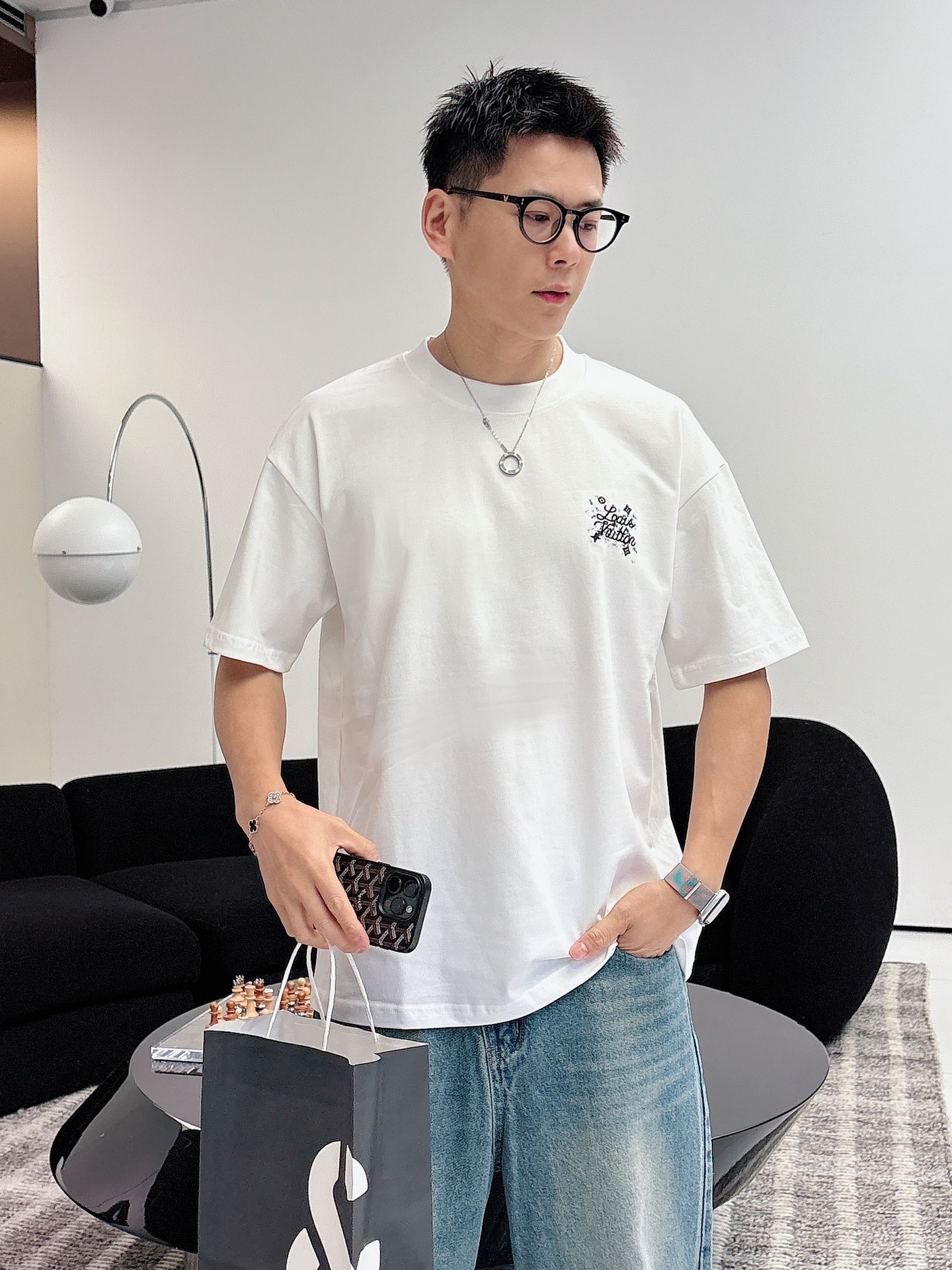 루이비통(LV) 잉크 그래픽 자수 반팔 티셔츠 상의 의류