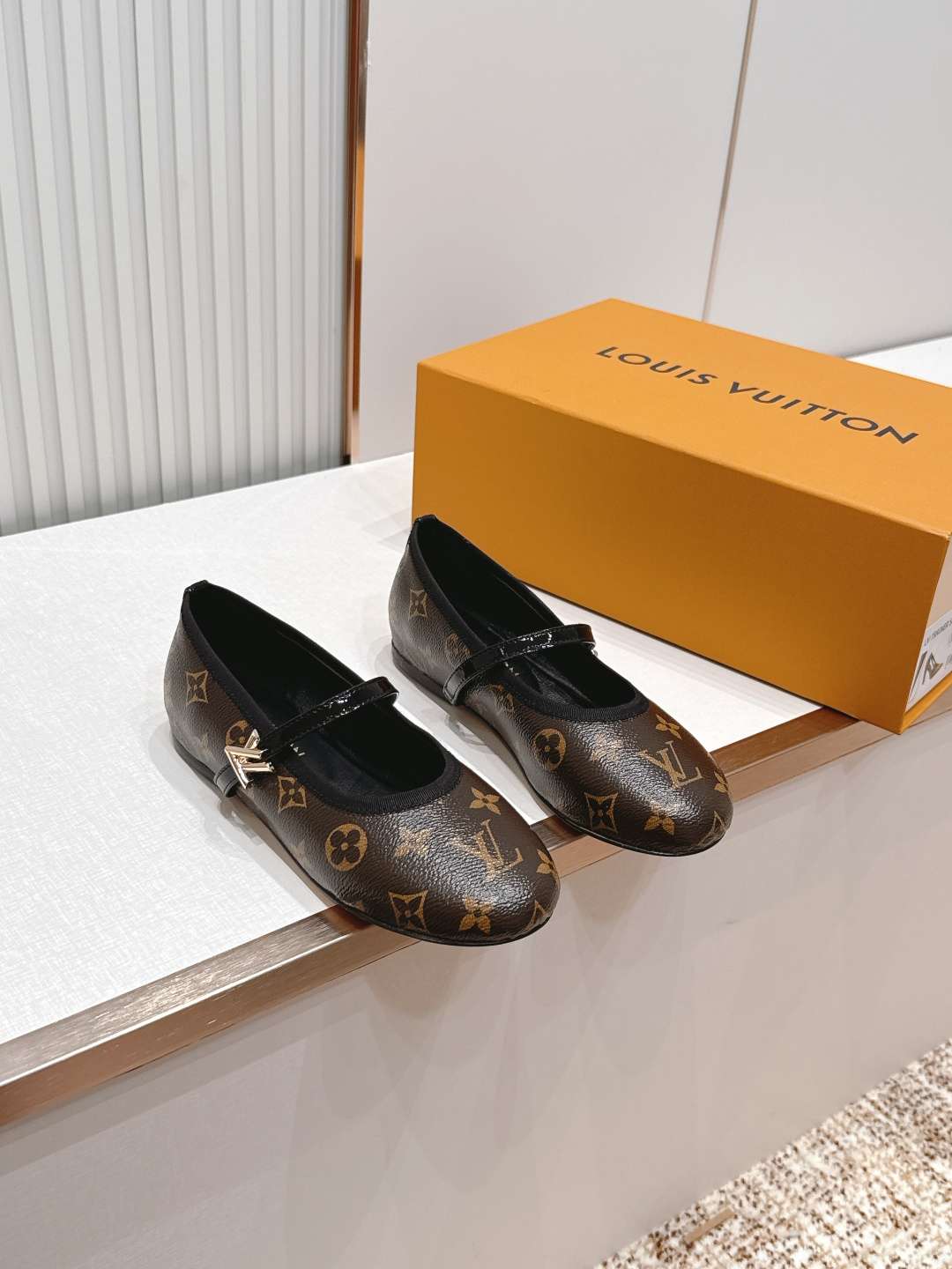 루이비통(LV) 모노그램 레더 메리제인 발레리나 플랫 신발