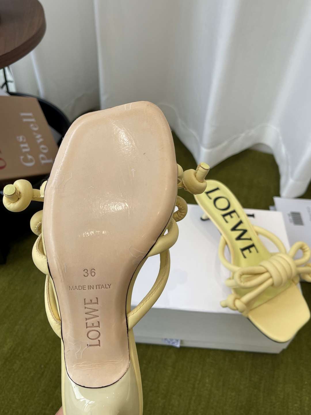 로에베(LOEWE) 리본 매듭 스트랩 미들힐 신발