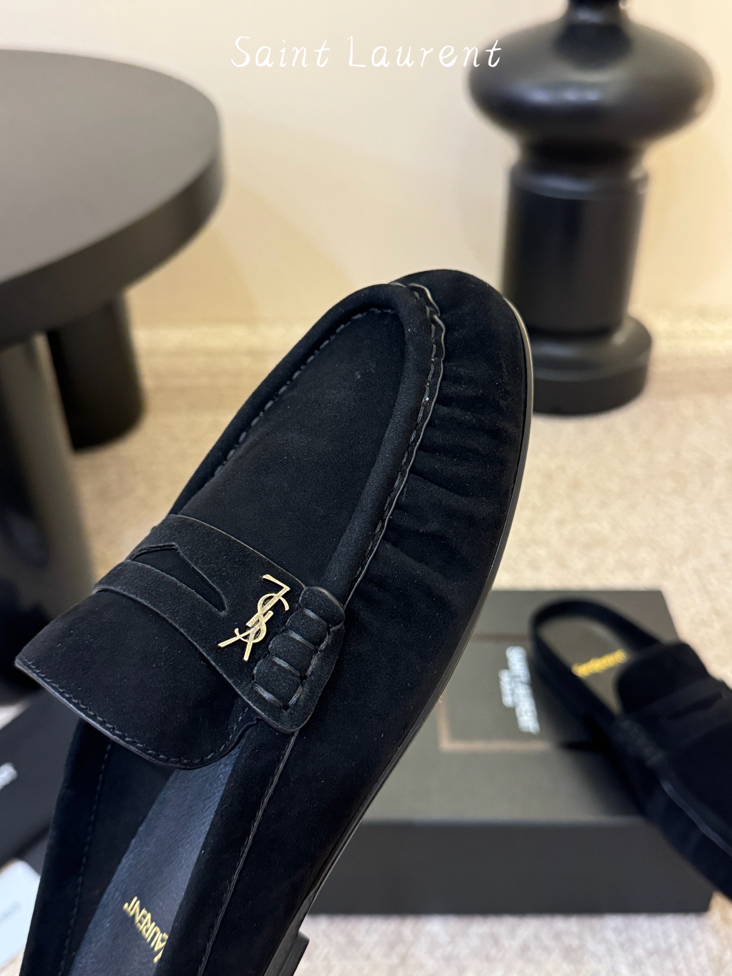 생로랑(SAINT LAURENT) 스웨이드 페니 백리스 로퍼 신발