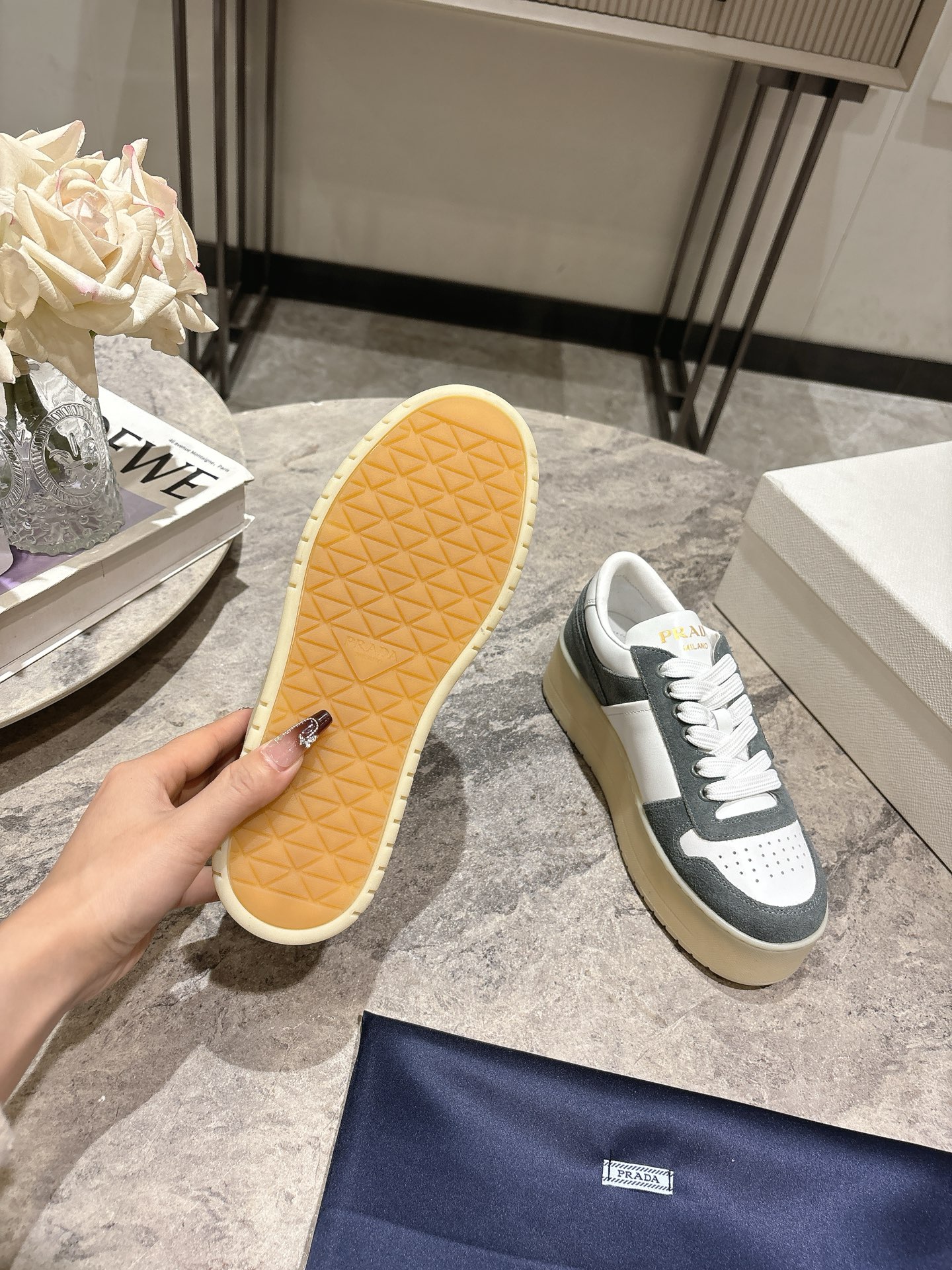 프라다(PRADA) 삼각 로고 플랫폼 스니커즈 신발