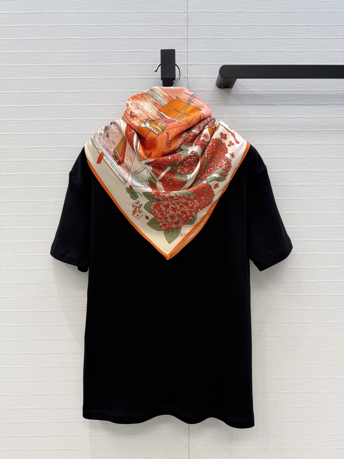 [Hermès] 에르메스 26SS 마안 버클 실크 스카프 프린팅 반팔 티셔츠