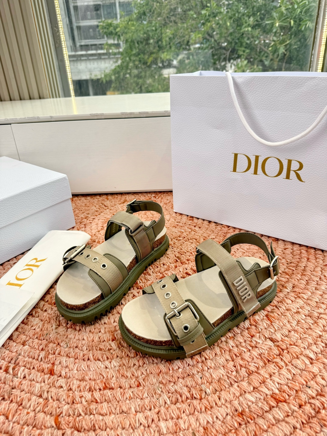 디올(DIOR) CD 버클 샌들 신발