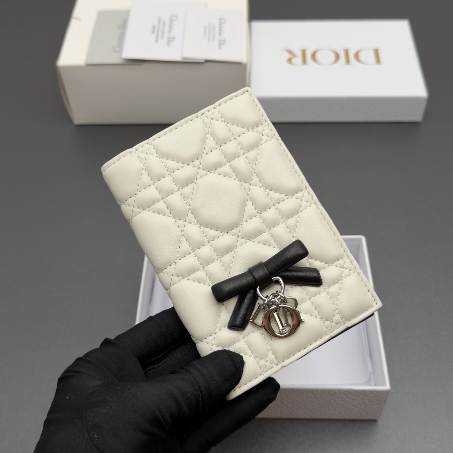 [Dior] 디올 Lady 레이디 까나쥬 램스킨 패스포트 홀더 지갑 / S2626