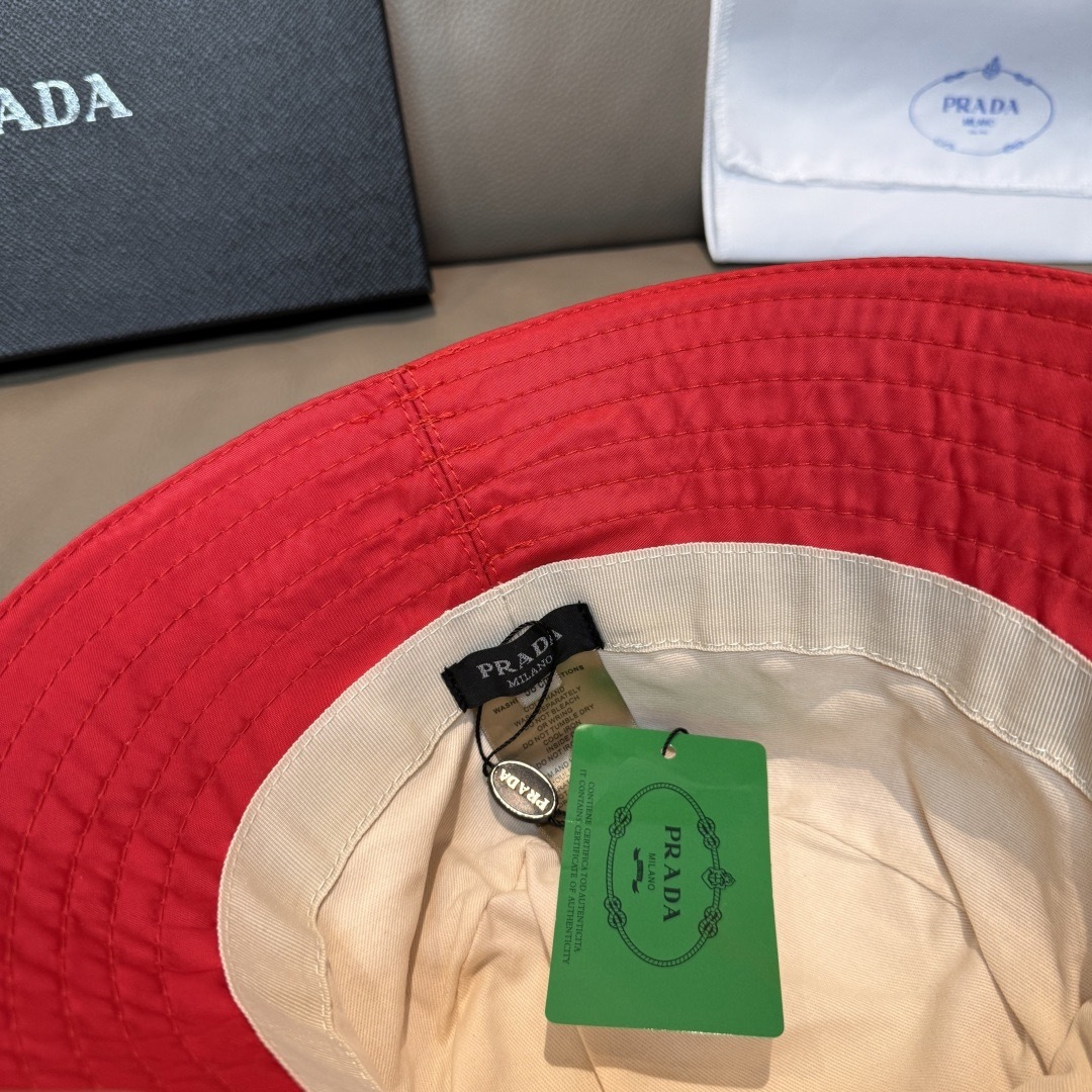 프라다(PRADA) 삼각 로고 옥스포드 버킷햇 모자