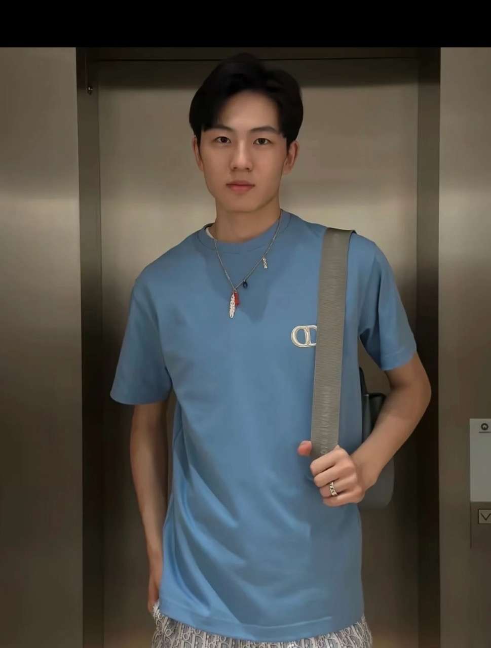 디올(DIOR) 톤온톤 자수 반팔 티셔츠 상의 의류