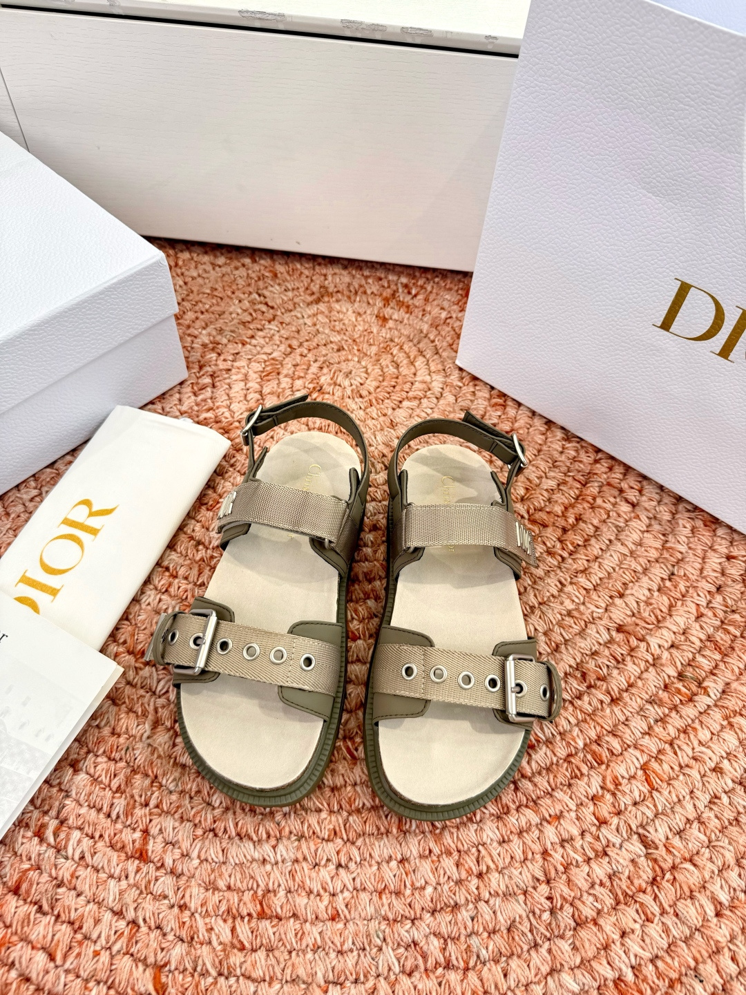디올(DIOR) CD 버클 샌들 신발