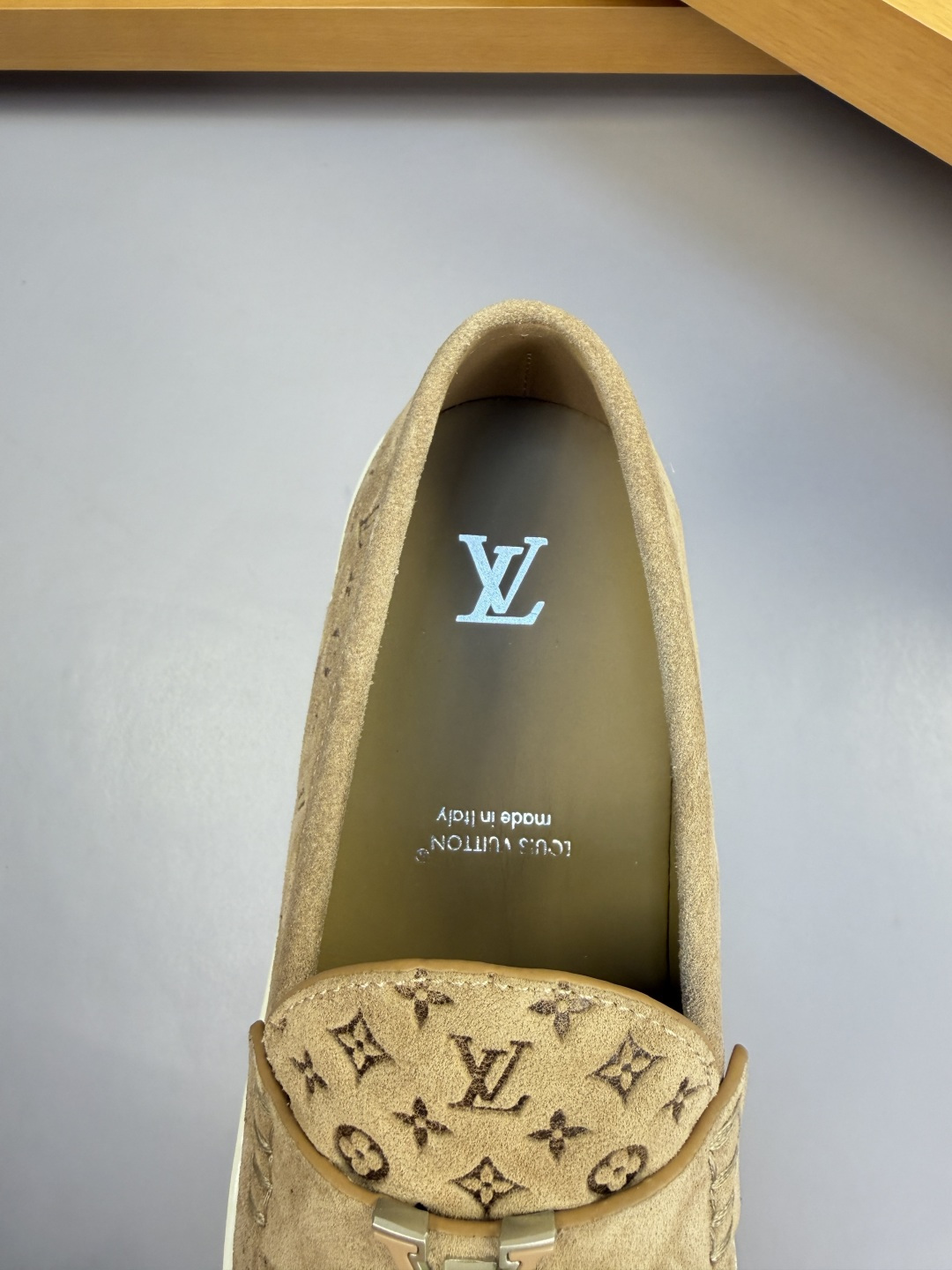 [Louis Vuitton] LV 루이비통 프리미엄 스웨이드 엠보싱 메탈버클 캐주얼 로퍼 신발