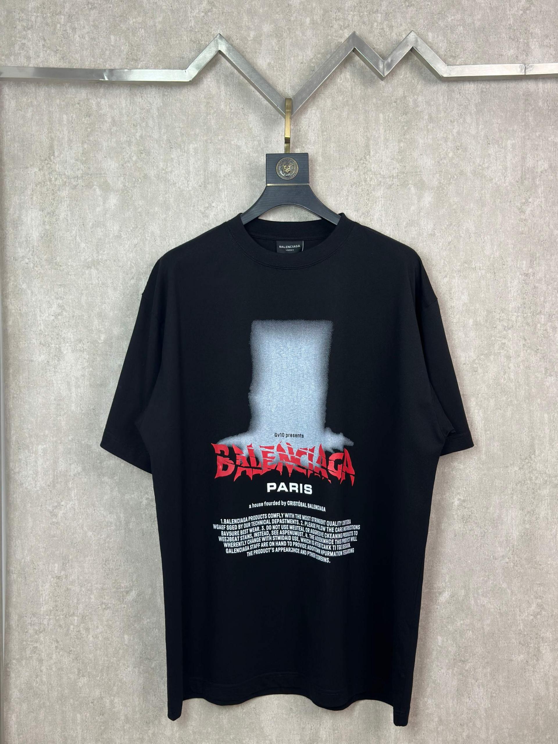 발렌시아가(BALENCIAGA) 크랙 레터링 프린트 반팔 티셔츠 의류