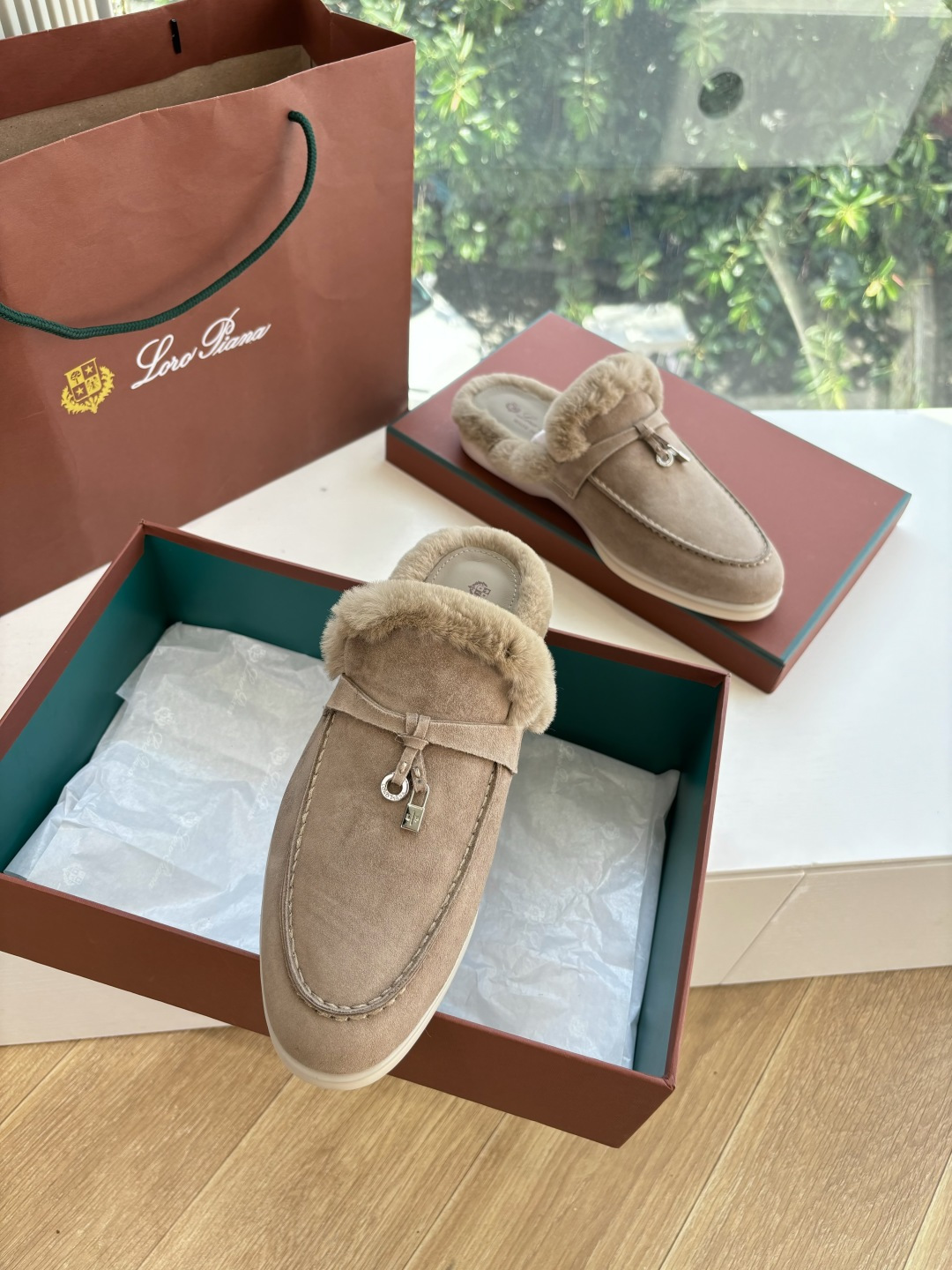 로로피아나(Loro Piana) 커플 퍼 트리밍 스웨이드 뮬 슬리퍼 신발
