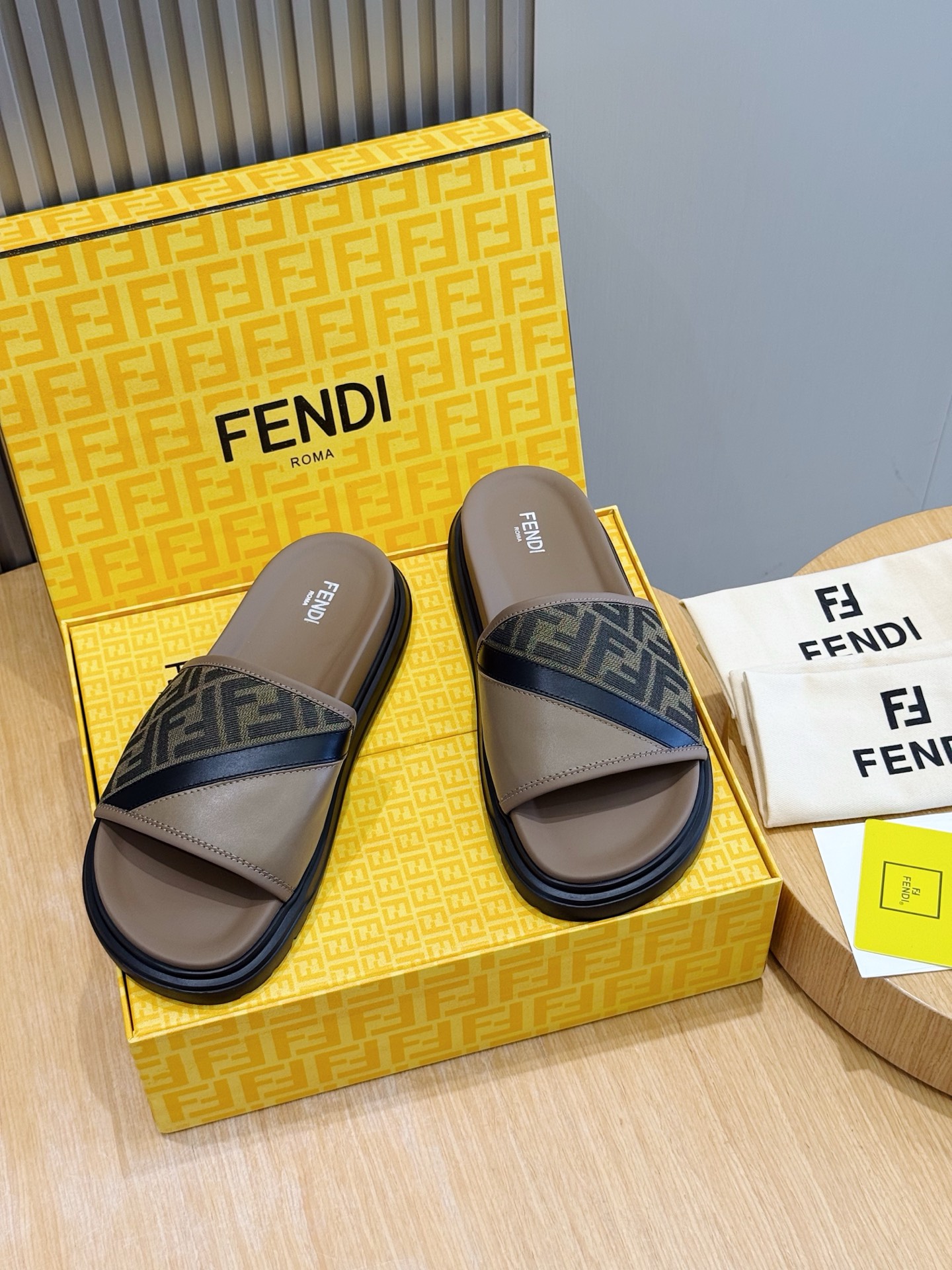[Fendi] 펜디 맨즈 컬러블록 FF 로고 러버 슬라이드 슬리퍼 신발