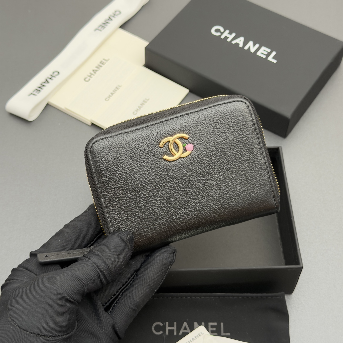 [Chanel] 샤넬 메탈 로고 지퍼 카드 지갑