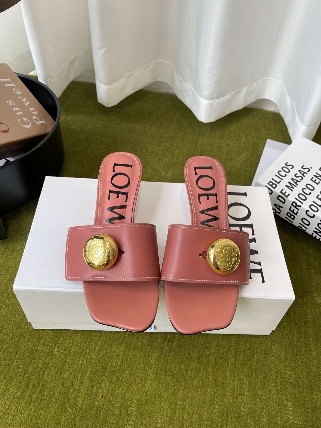 로에베(LOEWE) 메달 스퀘어토 키튼힐 뮬 샌들 신발