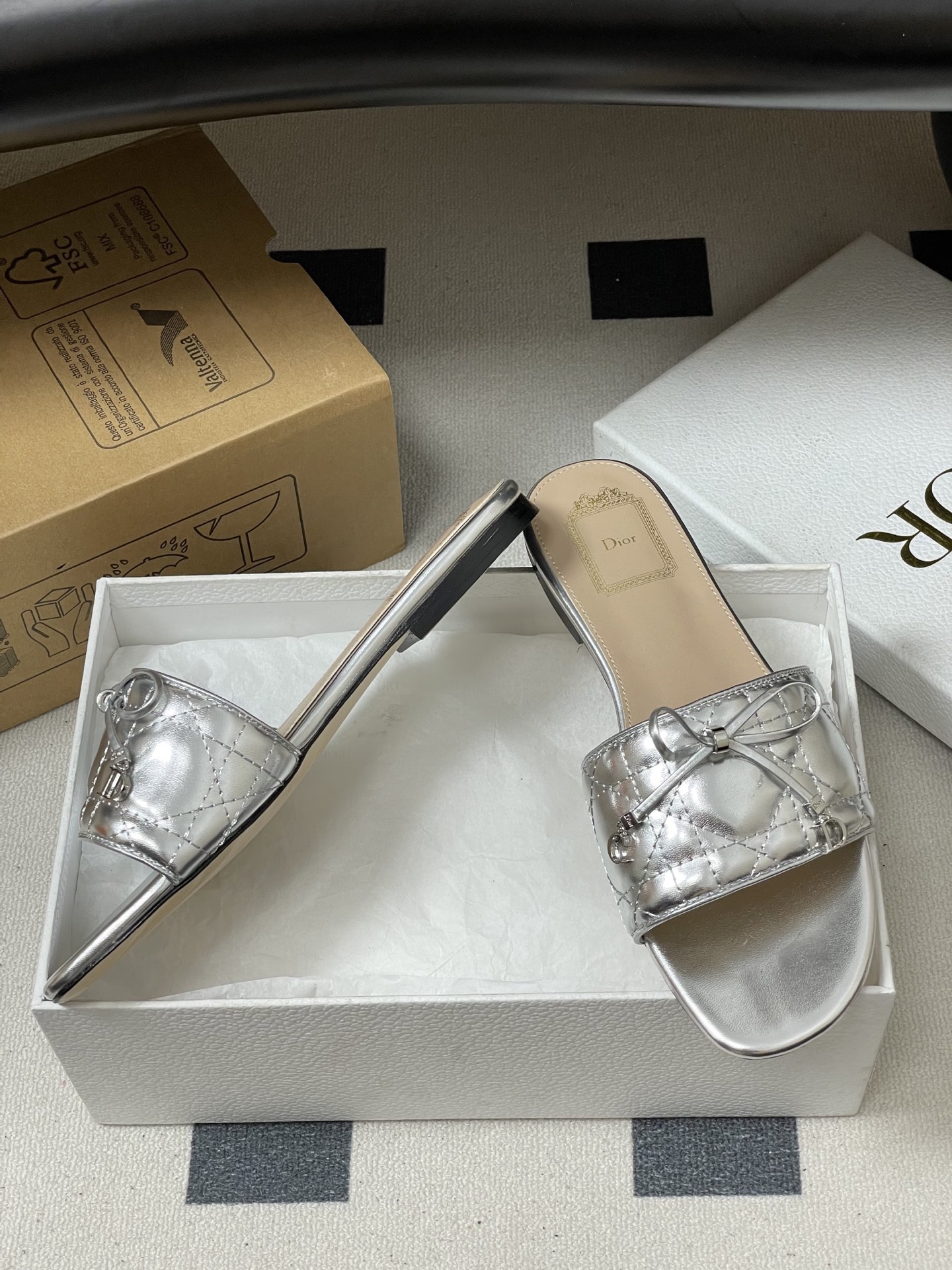디올(DIOR) 퀼팅 리본 슬리퍼 신발