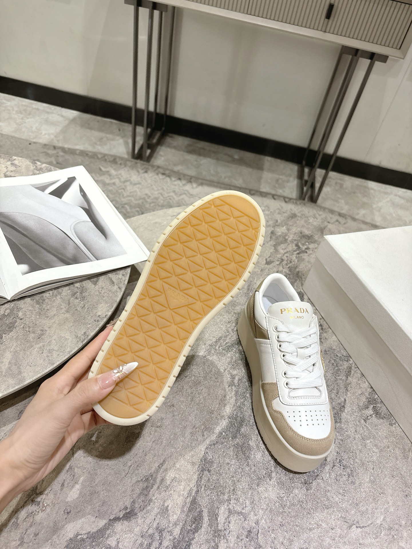 프라다(PRADA) 삼각 로고 플랫폼 스니커즈 신발