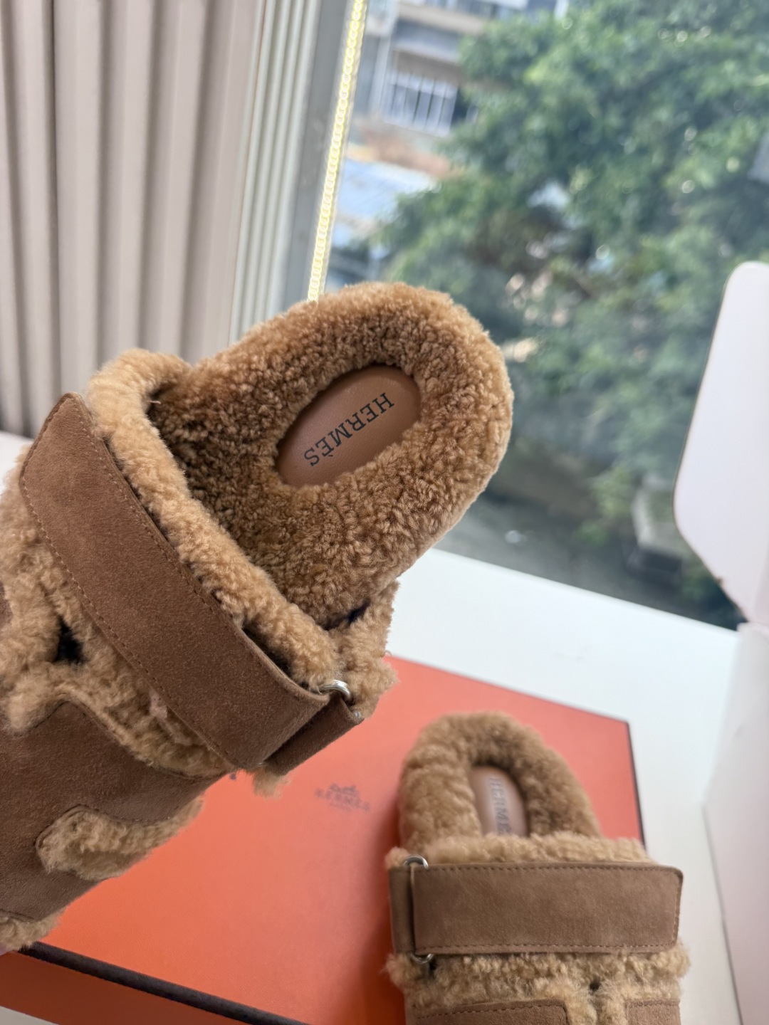 에르메스(HERMES) 시어링 퍼 뮬 슬리퍼 신발