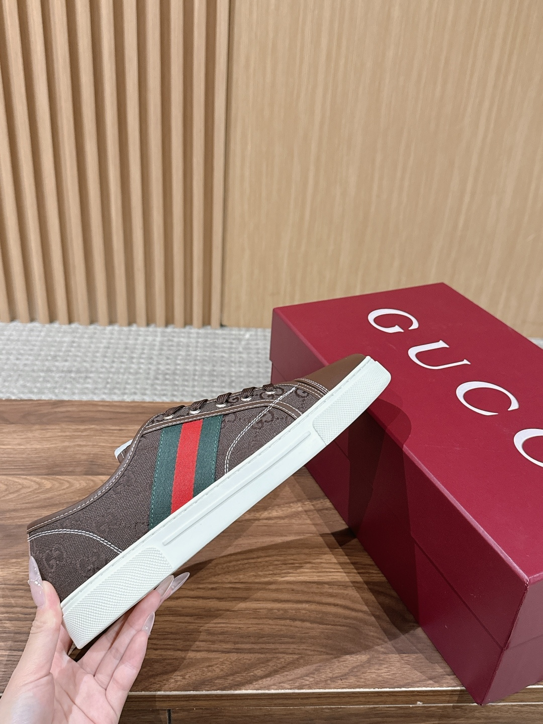 구찌(GUCCI) GG 엠보싱 로우탑 스니커즈 신발