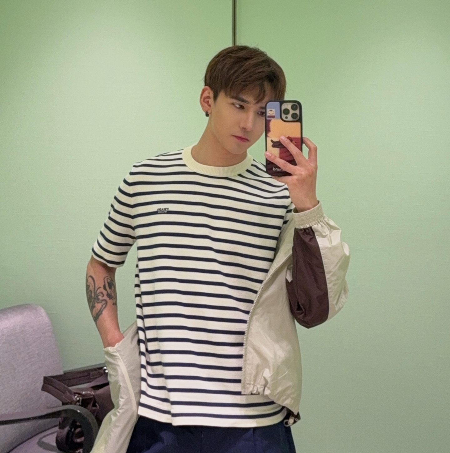 프라다(PRADA) 자수 스트라이프 니트 반팔 티셔츠 의류