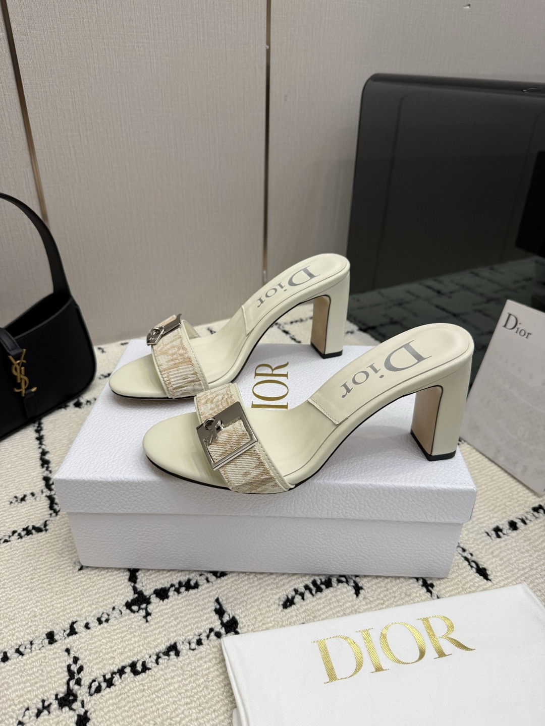 디올(DIOR) 로고 버클 뮬 힐 샌들 신발