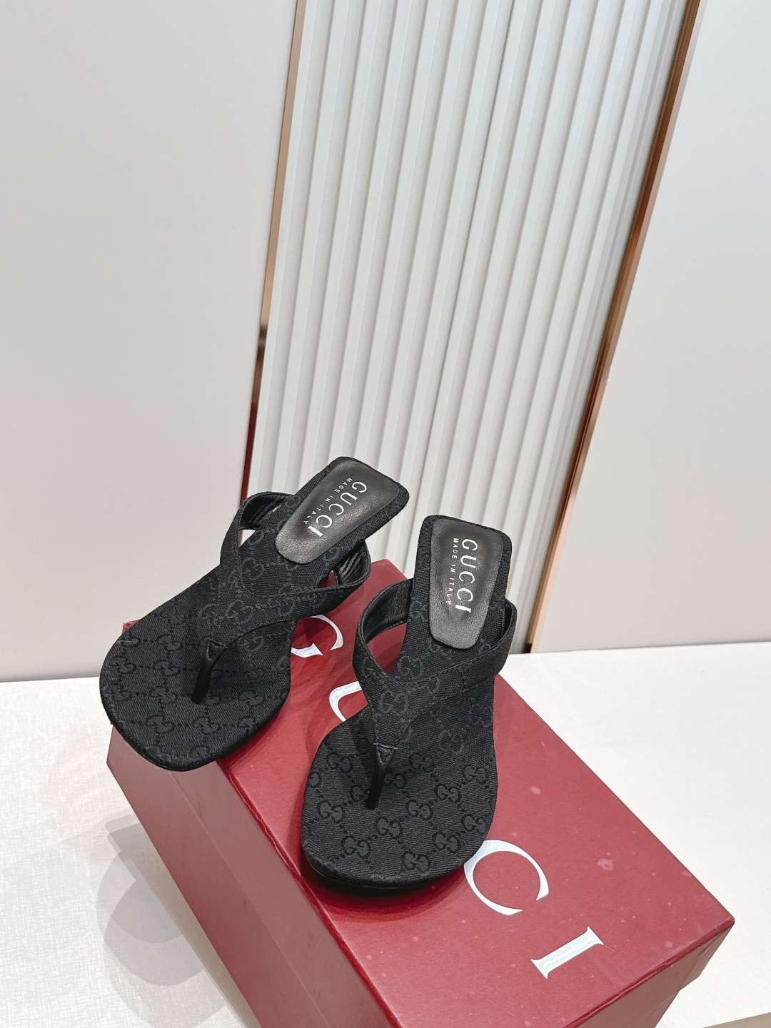 구찌(GUCCI) 모노그램 토포스트 미들힐 신발