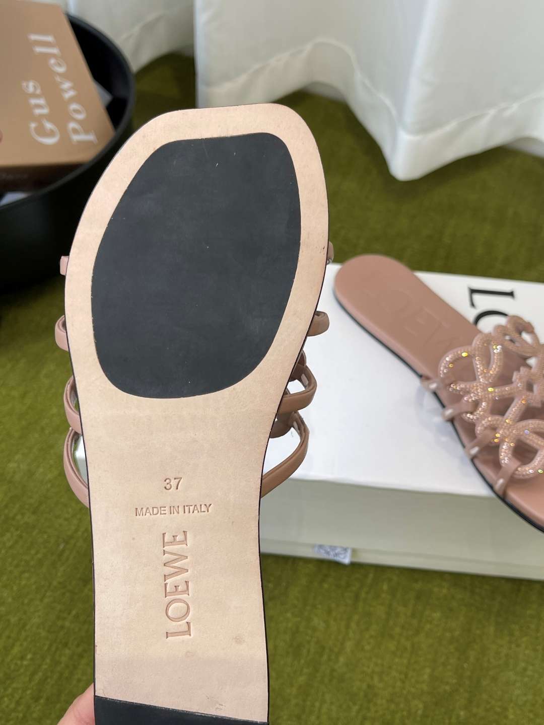 로에베(LOEWE) 라인스톤 스퀘어토 플랫 슬리퍼 신발