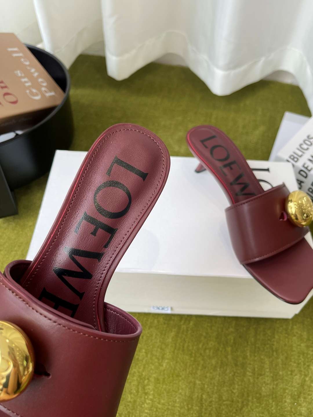 로에베(LOEWE) 메달 스퀘어토 키튼힐 뮬 샌들 신발